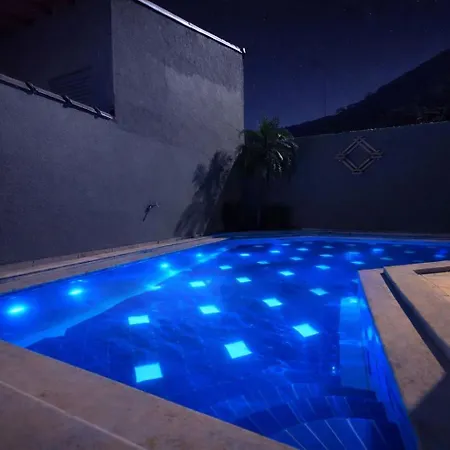 Casa grande com piscina churrasqueira e garagem Praia do Lázaro Ubatuba-3